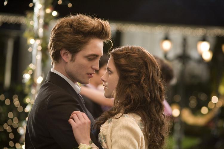 Teenageren Bella har fortalt sin version af mødet med vampyren Edward, men hvordan oplevede han romantikken? Det får fans svar på i den ny roman 'Midnatssol'.  Still fra filmen 'Twilight' (2008).
   Foto: Summit Entertaiment