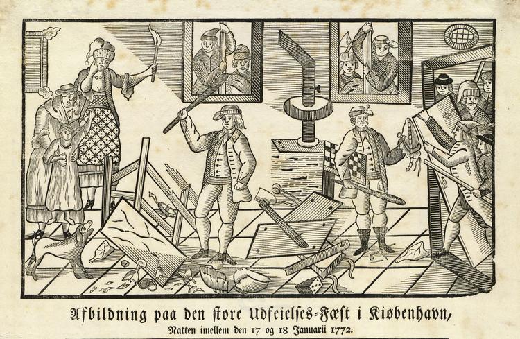 Mange ejendomme blev ødelagt, da folkemængden trængte ind i dem og smadrede inventar. Her er døren slået ind i et hus, og inventaret slået itu. På gulvet ses den smadrede punchebolle, glas og flasker, mens et par damer og en lille pige ser til. Træsnit:  Johan R. Thiele, 1772. Det Kongelige Bibliotek.
