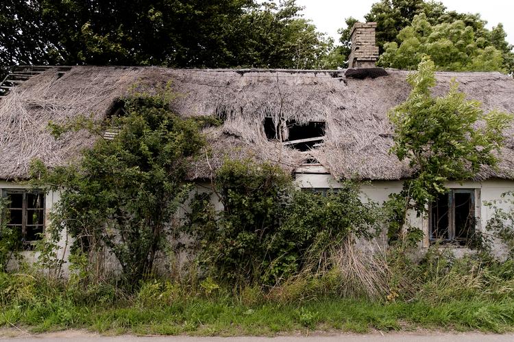 
    Nedrivning i Guldborgsund. Det går bedre på Lolland, men der er stadig faldefærdige huse og dårlige betalere 
   Foto: Peter Hove Olesen/POLFOTO