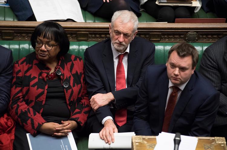 »Jeg håber, at parlamentet i aften stemmer denne aftale ned«, siger han under afslutningsdebatten om premierminister Theresa Mays aftale forud for en historisk afstemning om den. Foto: Handout/Ritzau Scanpix