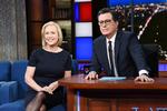 Kirsten Gillibrand i aftes, hvor hun besøgte Stephen Colbert i The Late Show. Foto: Handout/Ritzau Scanpix