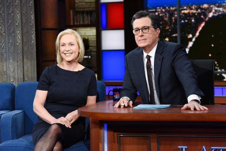 Kirsten Gillibrand i aftes, hvor hun besøgte Stephen Colbert i The Late Show. Foto: Handout/Ritzau Scanpix