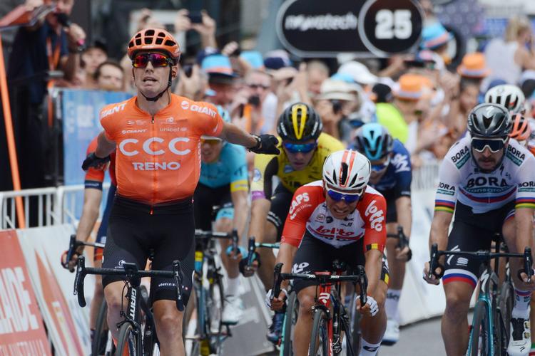 Newzealænderen Patrick Bevin kan juble, mens australieren Caleb Ewan til højre for ham for anden dag i træk ikke fik indfriet forventningerne.
 Foto: Brenton Edwards/Ritzau Scanpix