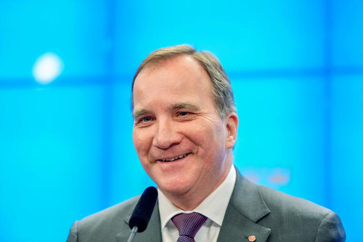 Endelig, synes Löfven at tænke. Nu er banen ryddet for at han kan fortsætte som statsminister. Foto: Tt News Agency/Ritzau Scanpix