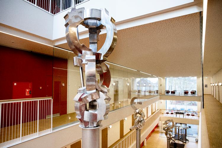  'Angelus Novus' betyder 'den nye engel', og hos Bjørn Poulsen optræder denne med cirkelslag af englevingefragmenter, der lige præcis er til at genkende i abstraktionen. Skulpturerne kan opleves både uden og inden for Rigshospitalets Patienthotel. Foto: Finn Frandsen/POLFOTO