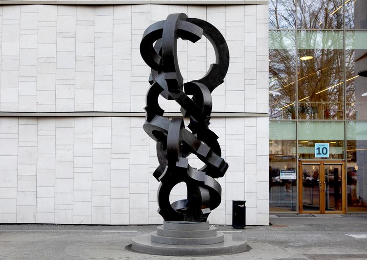 Bjørn Poulsen har lavet fire skulpturer til Rigshospitalets patienthotel.  Den udendørs fungerer smukt i forhold til de omkringliggende bygninger. Foto: Finn Frandsen/POLFOTO
