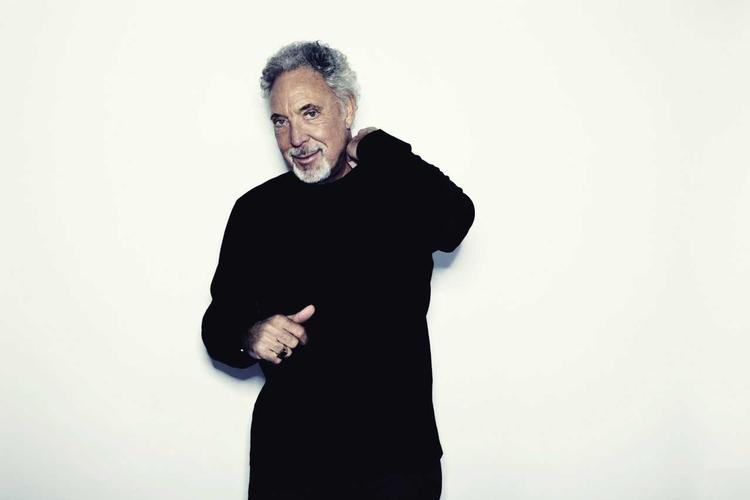 Den succesfulde waliser Tom Jones har været musikalsk aktiv siden 1963 og har et trofast publikum i Danmark. Tom Jones har været en del af toppen af musikverdenen i over 50 år, hvor han har vist sin langtidsholdbarhed i så forskellige genrer som rock, soul, pop, r&b, country, dance og sågar gospel. Foto: Pr-foto