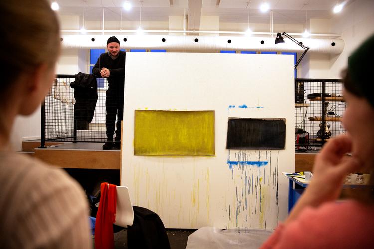 Bikubenfonden driver allerede tre atelierer under sit hovedsæde i Fondenes Hus, hvor billedkunstnerne Ida Thorhauge, Alexander Tillegreen og Biba Fibiger lige nu arbejder. Foto: Martin Lehmann