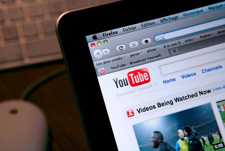YouTube har før lovet, at de ville fjerne videoer af potentielt skadelige og dødelige handlinger. Nu tager videotjenesten konsekvensen og strammer reglerne endnu mere.  Foto: Loic Venance/Ritzau Scanpix
