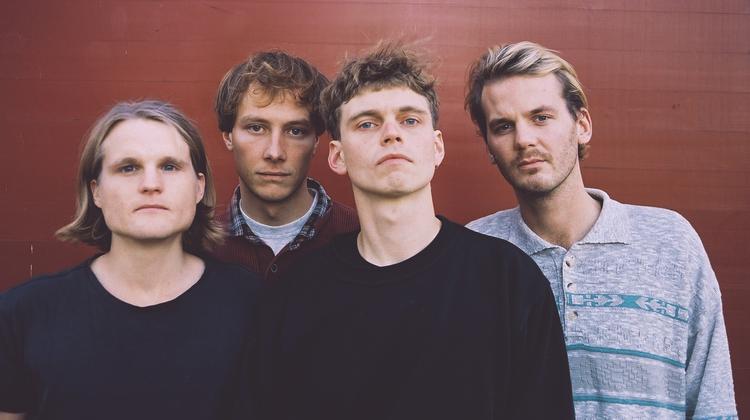 Kvartetten Fugleflugtslinjen har netop udsendt sit nye album, men man må vente til maj med at opleve dem til koncert næste gang. 