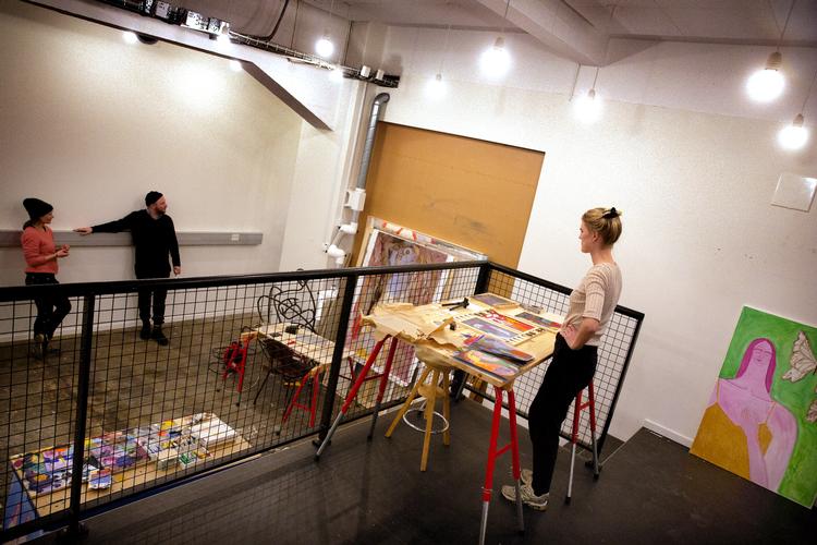 Bikubenfonden driver allerede tre atelierer under sit hovedsæde i Fondenes Hus, hvor billedkunstnerne Ida Thorhauge, Alexander Tillegreen og Biba Fibiger lige nu arbejder



   Foto: Martin Lehmann/POLFOTO