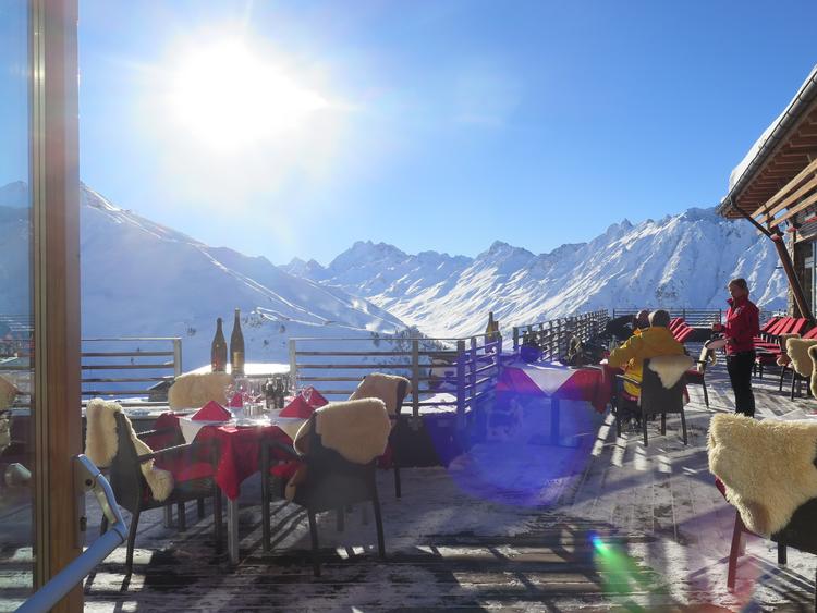 Der bliver længere mellem bordene, desinficering af  kabinelifter og masker på næse og mund på skisportsstedet Ischgl den kommende sæson. Festaber skal ikke sætte næsen op efter vilde afterskifester. Men bjergene er der stadig. 