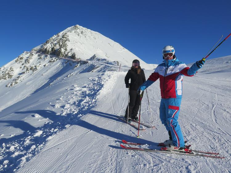 På vej mod Schweiz holder vi pause og nyder udsigten over de sneklædte bjergtinder.  Foto: Eva Holtegaard-Kasler