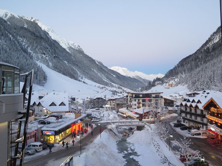 Nu skal der ske forandringer for festkulturen i Ischgl, efter flere hundrede blev smittet med corona på barer og til fester. 