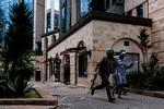 Hotelgæster og medarbejdere blev evakueret af bevæbnede militærfolk. Et øjenvidne fortæller til britiske BBC, hvordan han blev gelejdet ud, mens terrorister og militær udvekslede skud.  Foto: Kabir Dhanji/Ritzau Scanpix
