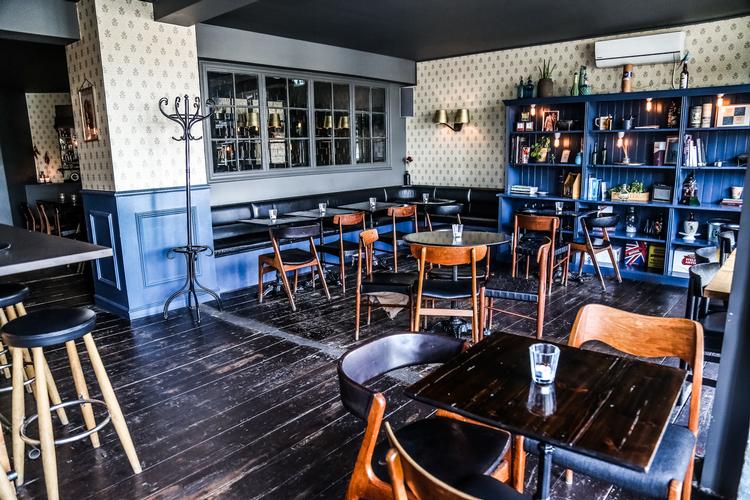 Bar Next Door ved Sortedam Dosseringen er Madklubbens cocktailbar. Men hver onsdag klokken 18-20 vil der også være mad til en 50'er, lavet på råvarer, som nogle Madklubbens andre restauranter har tilovers.  Pr-foto Madklubben