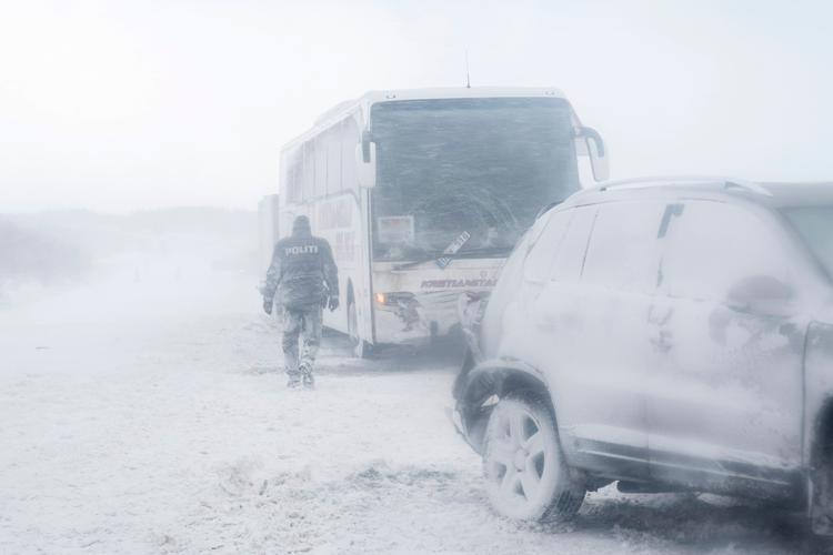 
 Måske kommer sneen denne vinter lige så sent som sidste år, hvor en snestorm ramte landet i slutningen af februar og gjorde livet besværligt for trafikken, her på  Farøbroen.
   Foto: Per Rasmussen/POLFOTO