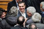 En glad Alexis Tsipras bliver lykønsket, efter at han har vundet mistillidsafstemningen.  Foto: Louisa Gouliamaki/Ritzau Scanpix