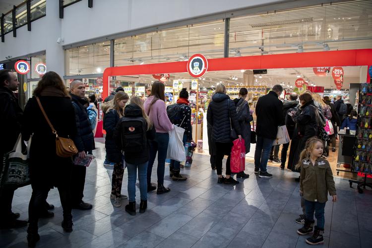 Kunder stod i kø i slutningen af december for at bytte gaver og bruge deres gavekort hos Fætter BR. Her i Frederiksberg Centret.
   Foto: Anthon Unger