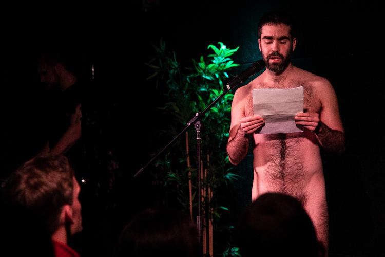 Vælger man at optræde til Naked Boys Reading, bestemmer man ikke selv, hvad man vil læse op. Men man bestemmer selv, om man beholder sokkerne og skoene på.  Foto: Manu Valcarce