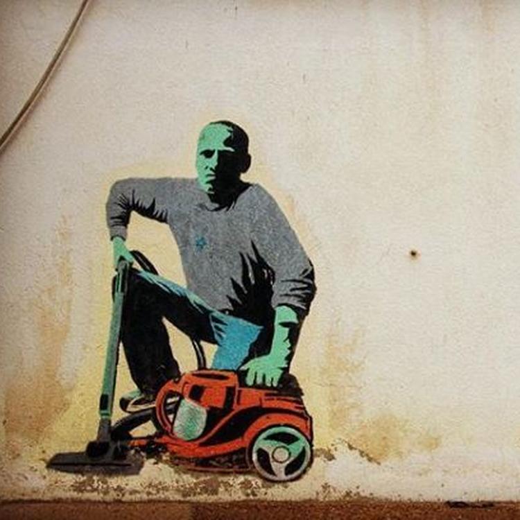Mand med støvsuger. Vægkunst set i Tel Aviv.  Foto: @jetpiloten