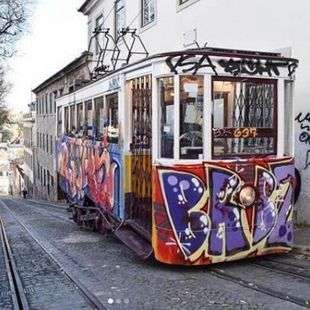 En af de normalt gule sporvogne i Lissabon har her fået en noget anderledes bemaling.  Foto: @micbhaelkragelund