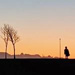 En lille dreng kom gående, mens solen var ved at stå op ved Skæring.  Foto: @lisekryger