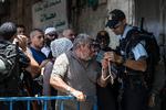 En israelsk betjent tjekker en palæstinensers id-kort ved en vejspærring uden for den gamle by i Jerusalem.  Foto: Tsafrir Abayov/Ritzau Scanpix