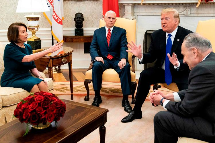 
Nancy Pelosi (t.v.) holdt flere møder med præsident Trump (m.f.) om hans ønske om en grænsemur mod Mexico, men nu er situationen fastlåst.  Foto: Brendan Smialowski/Ritzau Scanpix