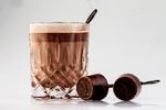 Efter lidt tid i glasset skiller den varme chokolade, og kræver lidt mere omrøring. Foto: Miriam Dalsgaard/POLFOTO