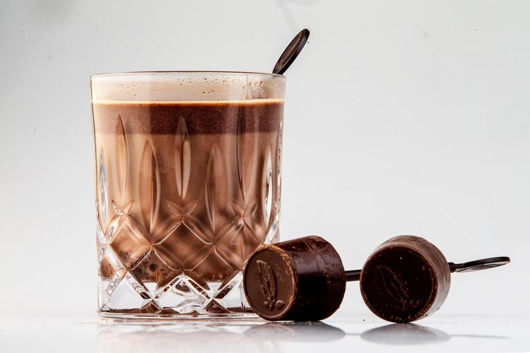 Efter lidt tid i glasset skiller den varme chokolade, og kræver lidt mere omrøring. Foto: Miriam Dalsgaard/POLFOTO
