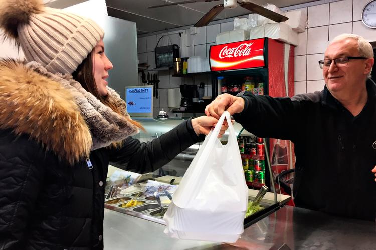 
    Vlado Mitrovic i Marias Gatukök på Skt Knuts Torg i det centrale Malmø rækker dagens ret til Evelina Lindsson.
   Foto: Kristina Olsson