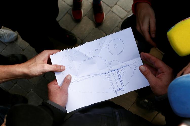 Civilingeniøren Angel Garcia viser her en overblikstegning frem til de lokale reportere. Den forestiller området og brønden, som den to-årige dreng faldt i søndag. (Foto: Jon Nazca) Foto: Jon Nazca/Ritzau Scanpix