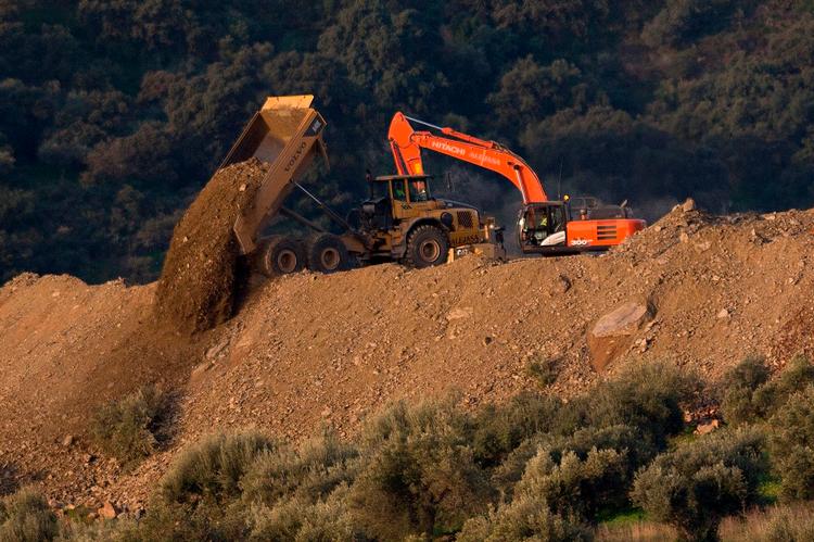 
  Redningsfolk arbejder uafbrudt på at få den to-årige dreng op af den 100 meter dybe brønd. De har blandt andet gravet flere underjordiske tunneller i forsøget på at lokalisere ham. (Foto: Jorge Guerrero, AFP) Foto: Jorge Guerrero/Ritzau Scanpix