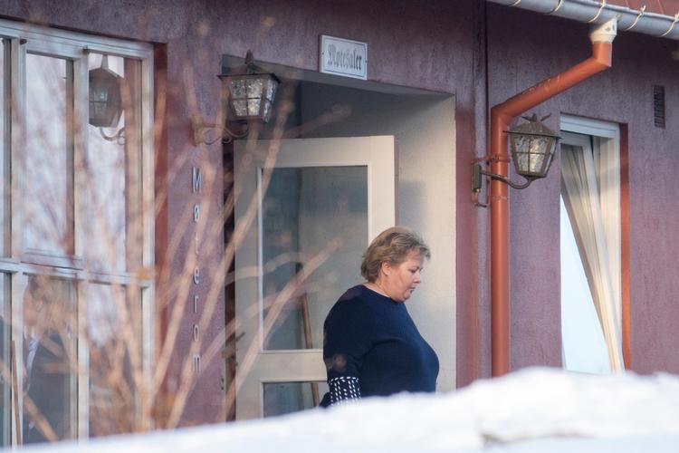 Norges statsminister Erna Solberg på vei til et frokostmøde med repræsentanter fra Høyre, FrP, Venstre og Kristelig Folkeparti. Foto: Junge, Heiko/Ritzau Scanpix