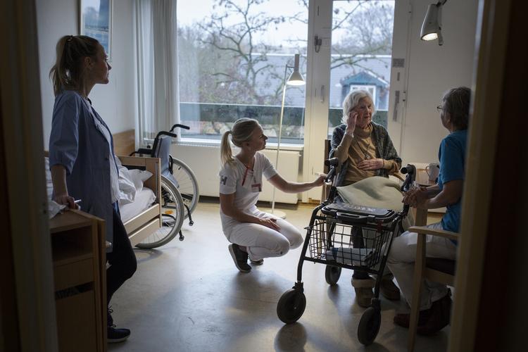 Speciallæge Trine Sander og en afdelingssygeplejerske.
er på besøg på et plejehjem. Foto: Emma Sejersen (arkiv)/POLFOTO