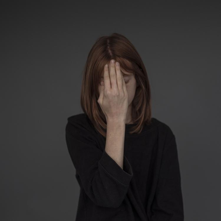 I Trine Søndergaards  fotografiske scenarier er der for eksempel kvinder, der skjuler deres identitet bag masker, ved at vende ryggen til os eller som her ved at løfte en hånd eller begge hænder op foran ansigtet. Foto: Trine Søndergaard/Martin Asbæk Gallery