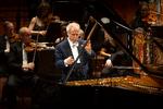 Når ikke András Schiff sad og spillede Beethoven, rejste han sig og dirigerede orkestret. Arkivfoto Finn Frandsen