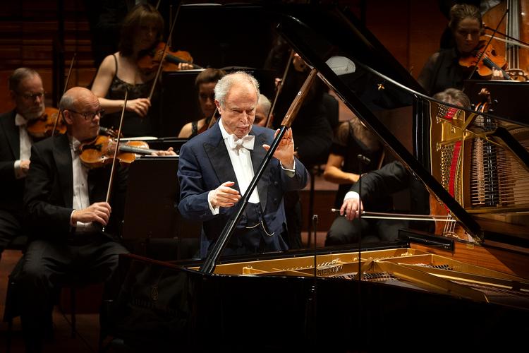 Når ikke András Schiff sad og spillede Beethoven, rejste han sig og dirigerede orkestret. Arkivfoto Finn Frandsen