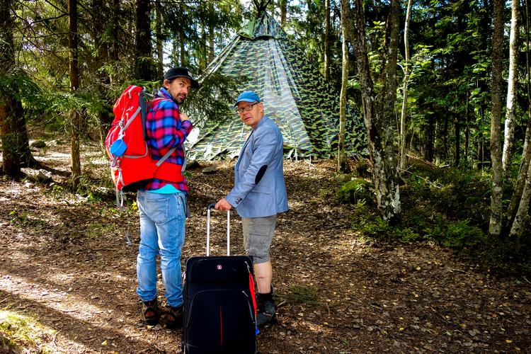 Per og Sune foran sameteltet hos Dalslands Aktiviteter. Allerede her skurrer det lidt. Kontrasten mellem Pers blazerjakke og en nat ved bålet er simpelthen for stor. 