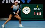 Så er det lige før, det er slut. 2 timer og 42 minutter tog kampen, der blev sat i gang som den seneste i Australian Open nogen sinde.
   Foto: Edgar Su/Ritzau Scanpix