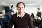 Benedict Cumberbatch spiller med overbevisning hovedpersonen Dominic CUmmings, der har en udstråling som en pose toastbrød.  Foto: HBO Nordic