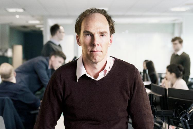 Benedict Cumberbatch spiller med overbevisning hovedpersonen Dominic CUmmings, der har en udstråling som en pose toastbrød.  Foto: HBO Nordic