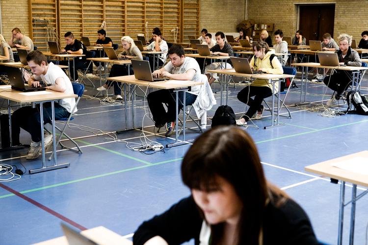 Elever ved folkeskolens afgangsprøve skal måske fremover til at jagte andet end 12-taller. Regeringen vil i hvert fald ændre karakterskalaen, der har eksisteret siden 2006. Foto: Jonas Pryner Andersen / Ritzau Scanpix