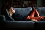 Videnskabsjournalisten Lone Frank giver ikke meget for Freud, men lægger sig modstræbende på psykiaterens briks i 'Ingen elsker Lone Frank'.
   Arkivfoto Jacob Ehrbahn