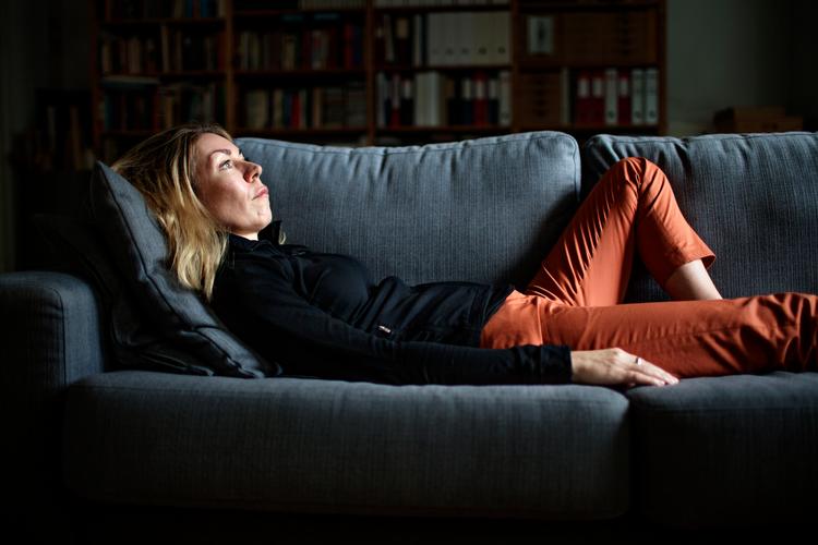 Videnskabsjournalisten Lone Frank giver ikke meget for Freud, men lægger sig modstræbende på psykiaterens briks i 'Ingen elsker Lone Frank'.
   Arkivfoto Jacob Ehrbahn