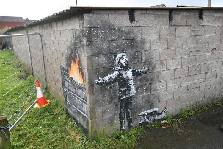 Banksys aftryk på den walisiske landsby Port Talbot har, siden det dukkede op, trukket omkring 2.000 daglige turister til byen. Foto: Ben Birchall/AP