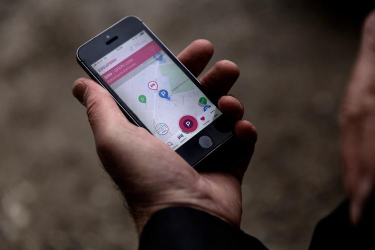Da Politiken mødte Jørgen Hoppe på den private p-plads, Kongens Have, hvor hans parkeringsapp spillede ham et puds, gentog problemet sig. Appen placerede bilen på den kommunale vej, selv om han stod så langt fra vejen som muligt.
 
   Foto: Mads Nissen/POLFOTO