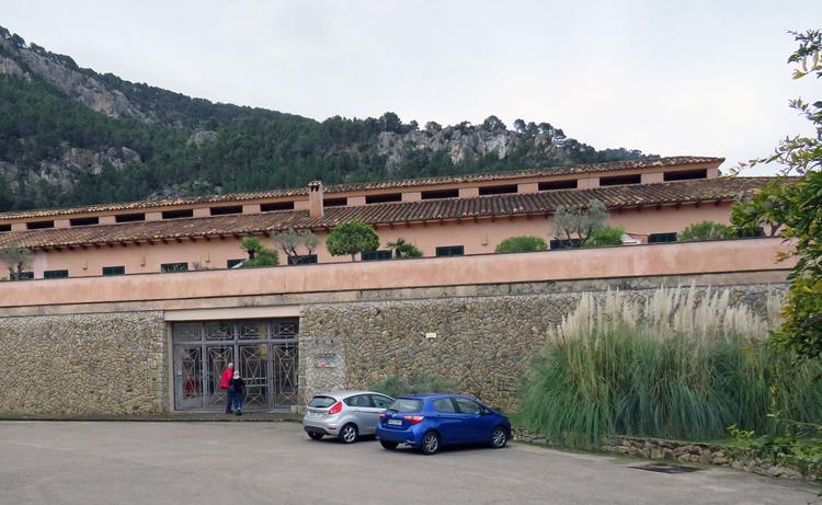 Familiens Asbæks spanske kunstcenter ligger i Andratx ved foden af Tramuntana-bjergkæden. 