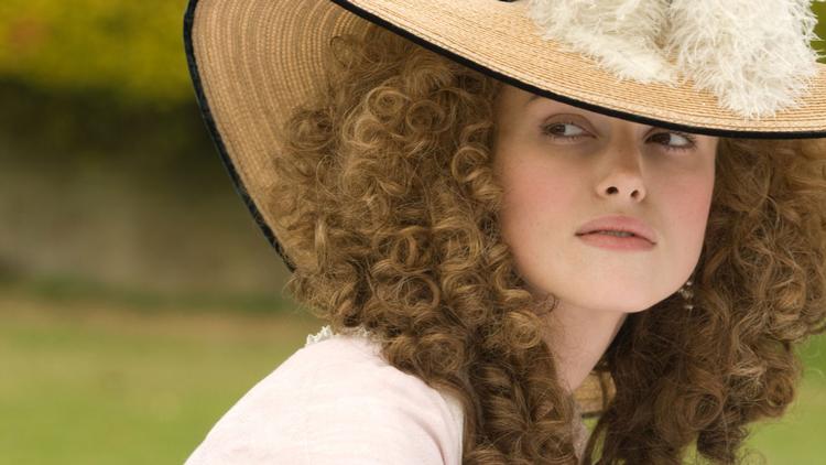 Fremover skal man være 15 år for at måtte se film i biografen i Storbritannien, der skildrer seksuelle overgreb. Filmen 'The Duchess' fra 2008 med Keira Knigtley i hovedrollen skulle man dengang være 12 år for at måtte se. I dag ville den få den aldersgrænse på 15 år, fordi der er en voldtægtssene i filmen.  Foto fra filmen Metronome Productions